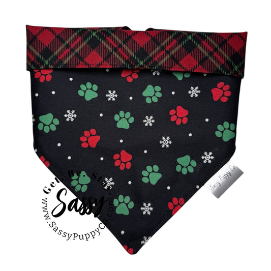 Holly Jolly Paws Reversible Snapdana™